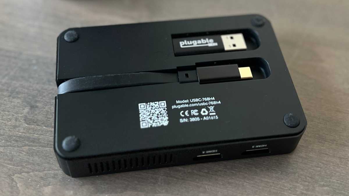 Adaptador HDMI USBC enchufable debajo